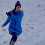 Meenakshi Dixit Instagram – Barf dekhkar Mei bhi ban gayi #junglee 😀💃❤️🥶

#meenakshidixit #snowday #leh #ladakh #crazyweather #shooting #reelsvideo Leh, Ladakh