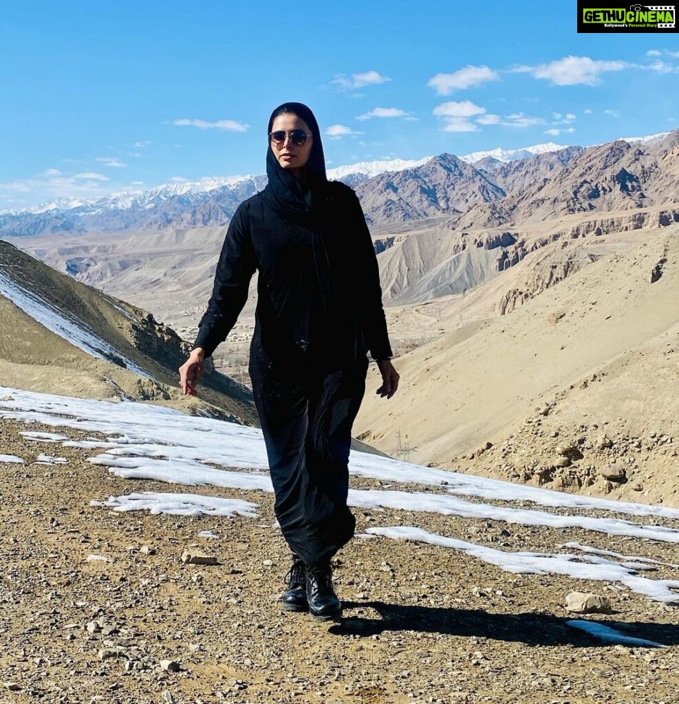 Meenakshi Dixit Instagram - Walk the shot 😉❤🎶 #leh #ladakh #shooting #meenakshidixit #instagood #naturelovers Sangam, Confluence Of Zanskar & Indus River Near Leh