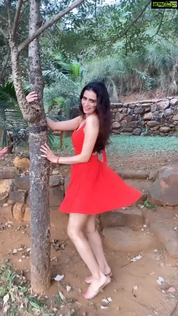 Meenakshi Dixit Instagram - Udi ❤ This song kept buzzing up my head while I was here and I kept grooving naturally to the tunes 🎶 @sunidhichauhan5 🙌🫶💕 @aishwaryaraibachchan_arb 😇 #meenakshidixit #reels #reelsvideo #trendingreels #music #hindisongs OrangeLife Adventures