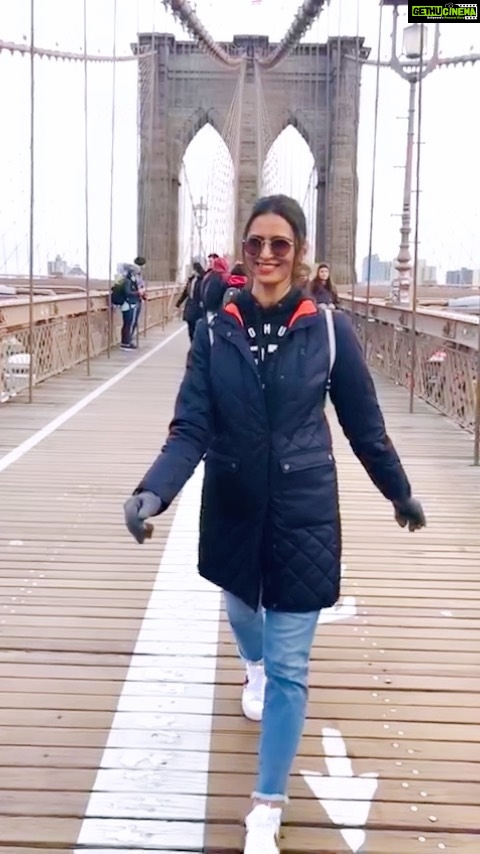 Meenakshi Dixit Instagram - Ek baar toh yun hoga 😇 #meenakshidixit #brooklynbridge #usa #newyork #instagood #reels #reelsinstagram #reelsvideo #reelitfeelit #reelsviral #trending Brooklyn Bridge