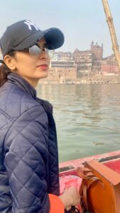 Meenakshi Dixit Instagram - Har Har Mahadev 🙌✨ Wish you all a very Happy New Year ❤️ #happynewyear #happynewyear2023 #divine #meenakshidixit #reelsindia #banaras #reelsinstagram #reelsvideo #reelitfeelit #reels #candid Kasi Viswanath Temple