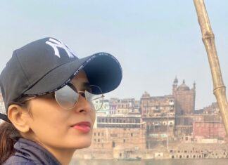 Meenakshi Dixit Instagram - Har Har Mahadev 🙌✨ Wish you all a very Happy New Year ❤️ #happynewyear #happynewyear2023 #divine #meenakshidixit #reelsindia #banaras #reelsinstagram #reelsvideo #reelitfeelit #reels #candid Kasi Viswanath Temple