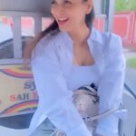 Meenakshi Dixit Instagram - Kuch toh baat hogi…😂🥳 Kon kon relate karta hai ?? 😎😄 #meenakshidixit #reelsvideo #jaipurdiaries #rikshawride Jaipur, Rajasthan