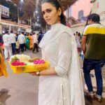 Meenakshi Dixit Instagram - Divinity at its best ✨ Sri Siddhivinayak Maharaj 🙏🙌 #siddhivinayak #siddhivinayaktemple #mumbai #mumbaikar #mumbaidiaries #divine #ganpatibappamorya