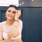 Meenakshi Dixit Instagram - Bus Kya kahun ! This one is for the composition 🎶❤️😇 #kschitra ji 🙌 @arrahman 🙌 My learnings at @gopikrishnakathak from my guruji @rajendrachaturvedi #meenakshidixit #dance #learnings #love #indiandance #semiclassical #reels #reelitfeelit #reelsinstagram #reelsvideo #reelsindia #instagood