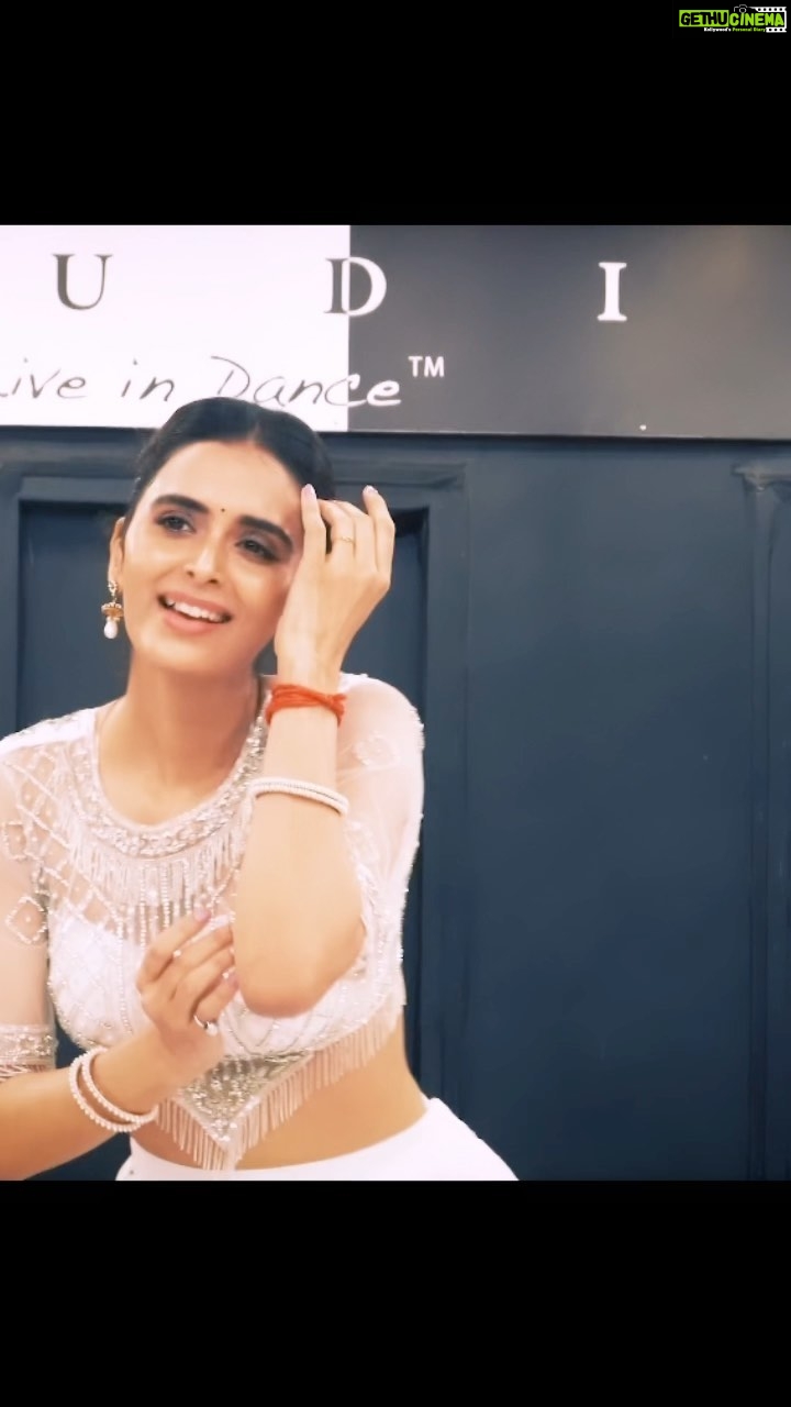 Meenakshi Dixit Instagram - Bus Kya kahun ! This one is for the composition πΆβ€οΈπ #kschitra ji π @arrahman π My learnings at @gopikrishnakathak from my guruji @rajendrachaturvedi #meenakshidixit #dance #learnings #love #indiandance #semiclassical #reels #reelitfeelit #reelsinstagram #reelsvideo #reelsindia #instagood