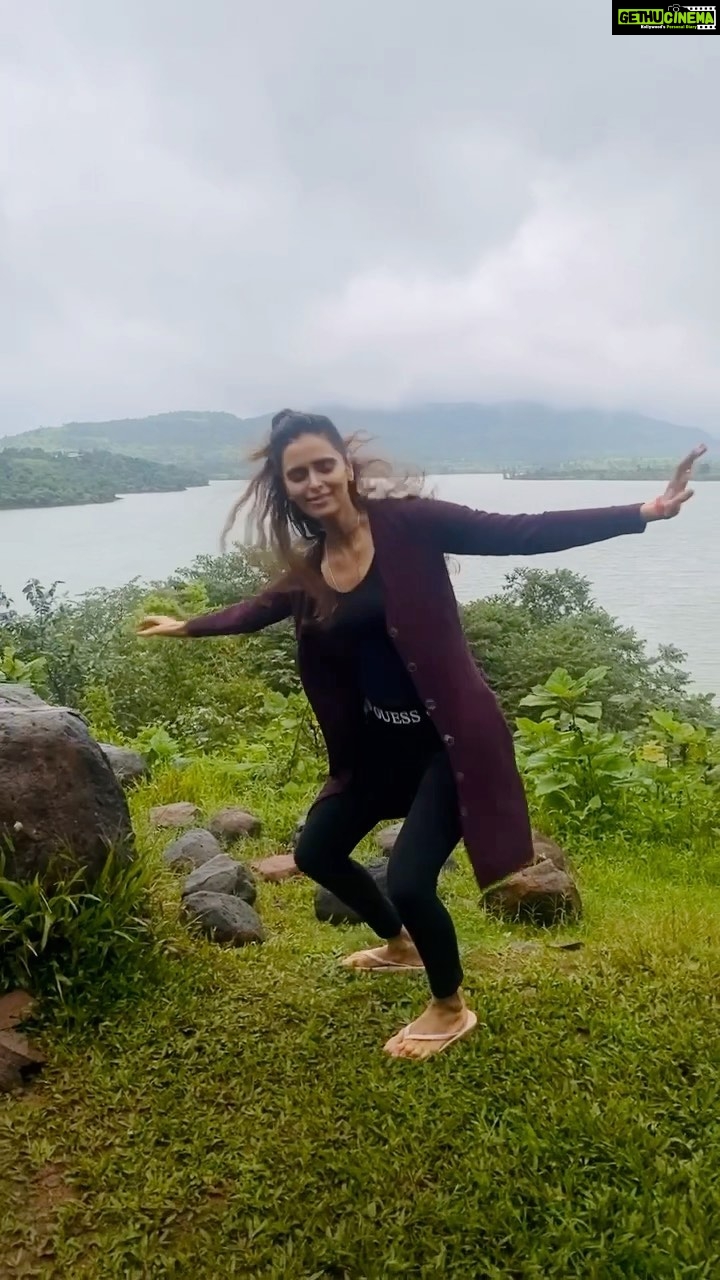 Meenakshi Dixit Instagram - Pagalate zone 😂 my favourite space 🤭🥳🤣 Happy Happy Children’s Day😉 #meenakshidixit #happychildrensday #reelsinstagram #reels #reelitfeelit #masti #fun #craziness #instagramreels #trendingreels #trending #pagalpanti