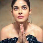 Meera Chopra Instagram - नादान आईने को क्या ख़बर की एक चेहरा, चेहरे के अंदर भी होता है!