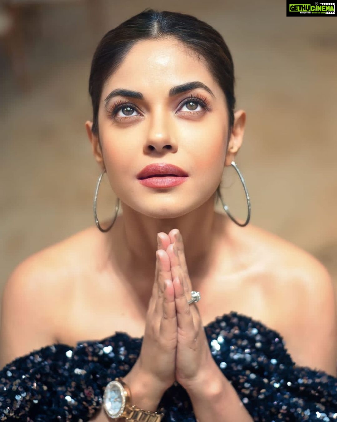 Meera Chopra Instagram - नादान आईने को क्या ख़बर की एक चेहरा, चेहरे के अंदर भी होता है!
