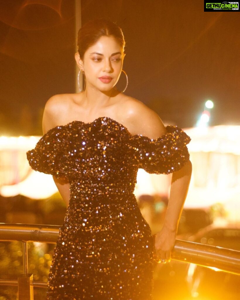 Meera Chopra Instagram - The lights of showbiz!! #movies #bollywood #neonlights #lightscameraaction #littleblackdress #events #life #getiton