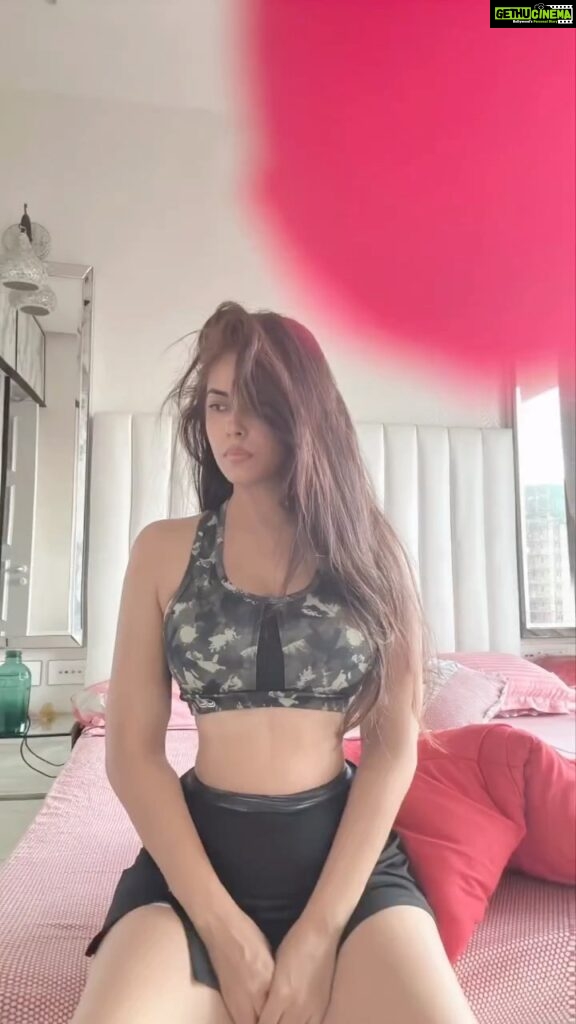 Meera Chopra Instagram - When you check urself out after hard day of gymming!! #fitnessgoals #challangeyourself #motivationalvideos #gymbaby #healthandwellness #healthylifestyle #execriseeveryday #dontgiveup