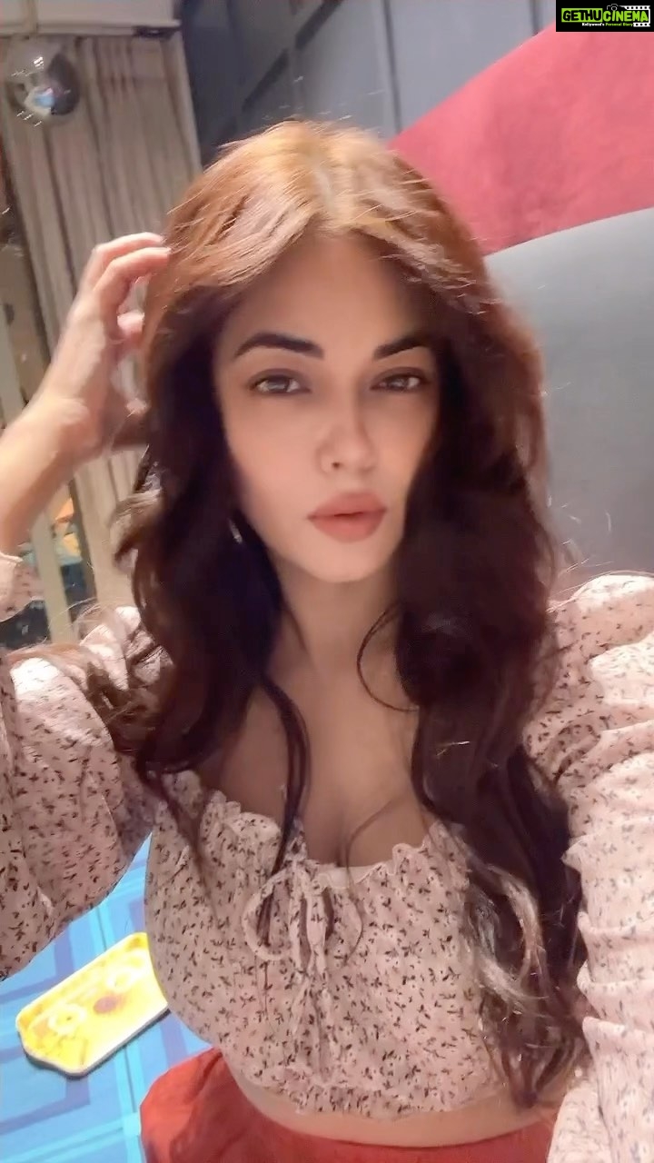 Meera Chopra Instagram - Ready to go!! #nightout #gettingready #hairstyles #instareels #funnyreels #nightlife #lifeisbeautiful #instafashion #instastyle