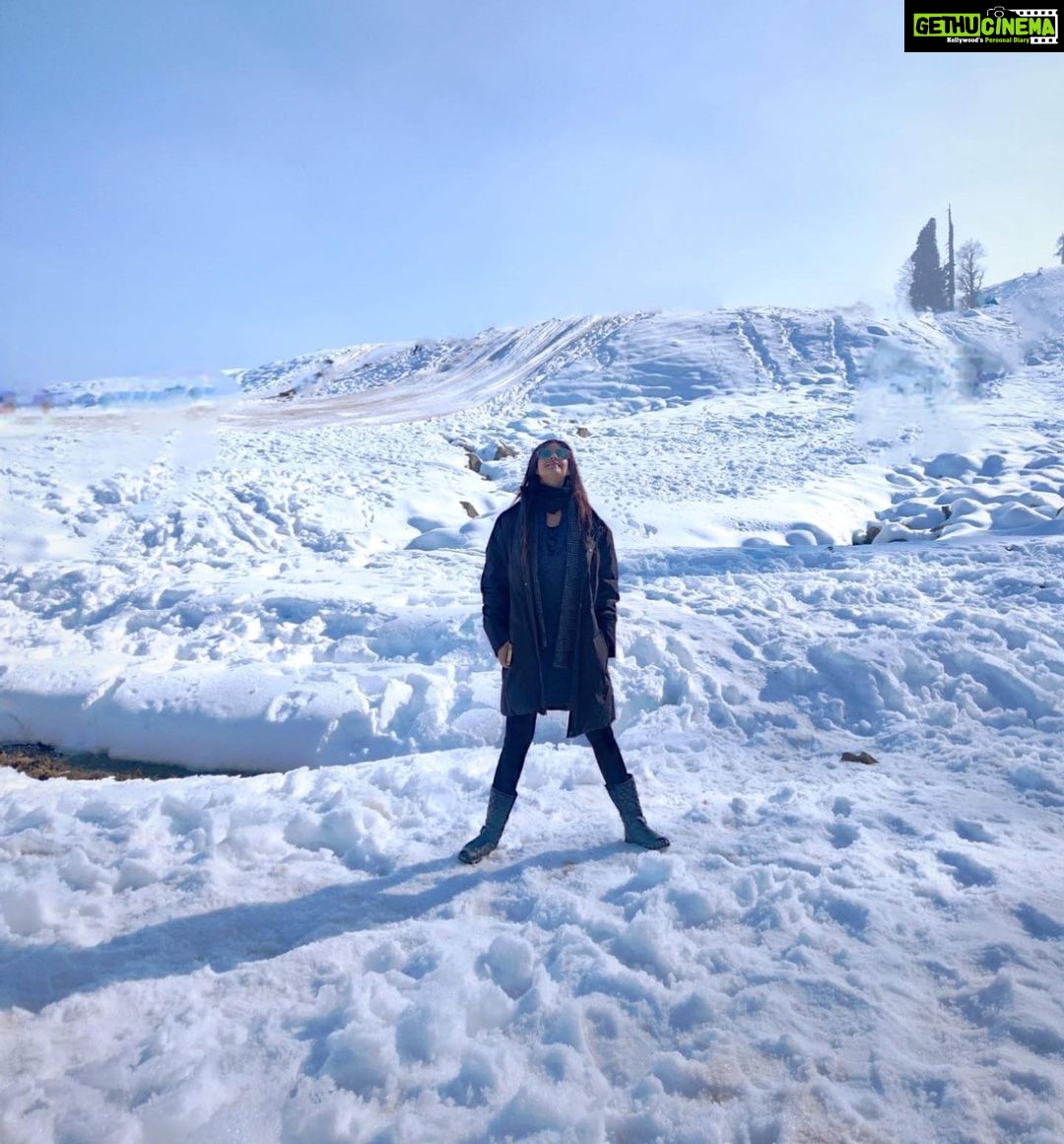 Meera Chopra Instagram - Snowy holiday!! #beautifulkashmir #gulmarg #snow #mountains #travelpics #holiday #solotraveller Gulmarg, Kashmir