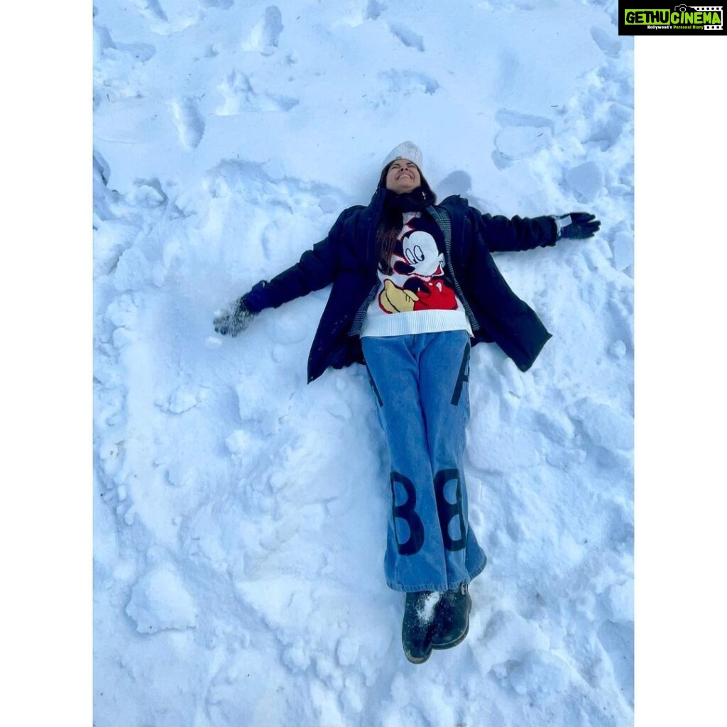 Meera Chopra Instagram - My happy moment!! #snow #zenmode #kashmir #solotrip #holidays #life #travel #mountaingirls