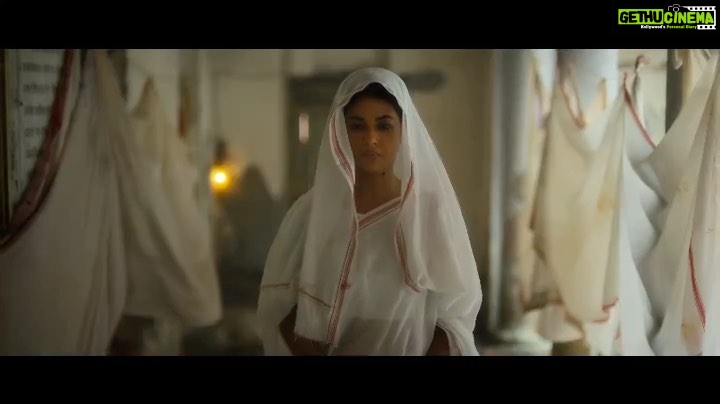 Meera Chopra Instagram - दुनिया के लोगों पर चमकते गहनों का नूर है...बनारस की तो काली-चाँदी मशहूर है। Here presenting before you the Teaser of our Film Safed - An unimaginable Love Story between a transgender and a widow. @officialsandipssingh @anandpandit @verma.abhay_ @barkhasengupta @chhaya.kadam.75 @jameel.mumbai @officiallegendstudios