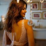 Meera Chopra Instagram - The Indian way!! @juhi.ali @studiodenz Saaree by- @frontierphagwara Jewellery - @rubans.in @kushalsfashionjewellery #sareelove #indianwear #beautifulframes #art #pyar #itsalllove Mumbai, Maharashtra