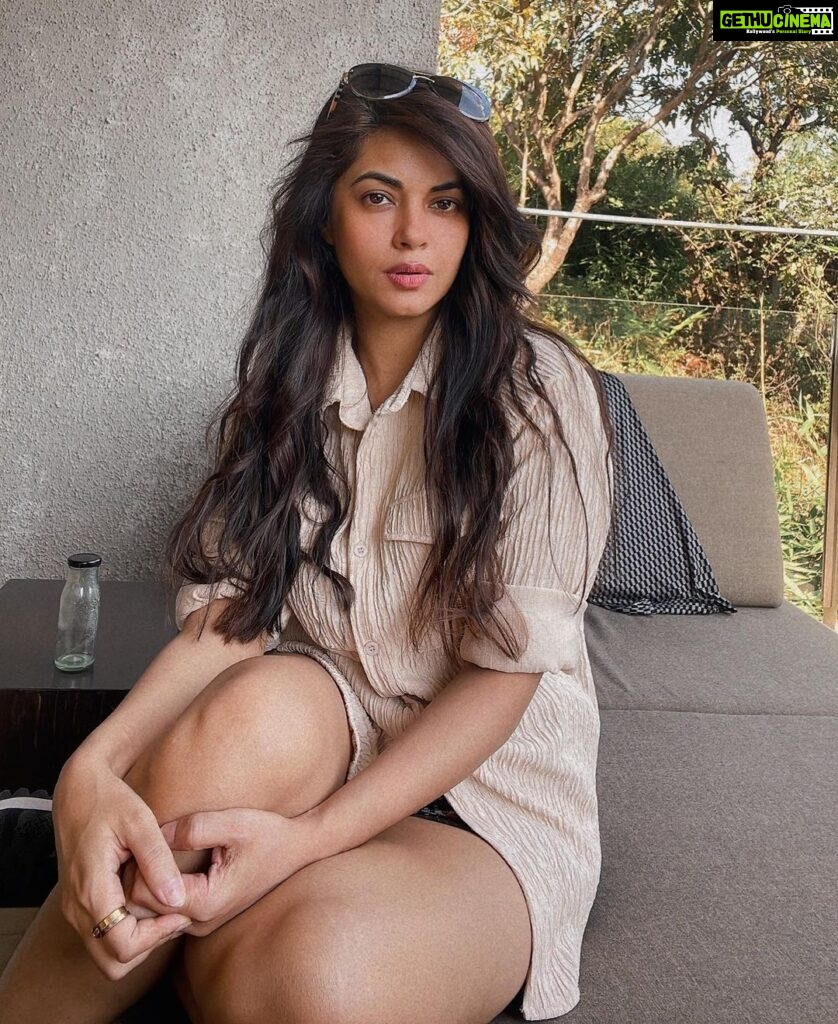Meera Chopra Instagram - A good hair day and a holiday 😜