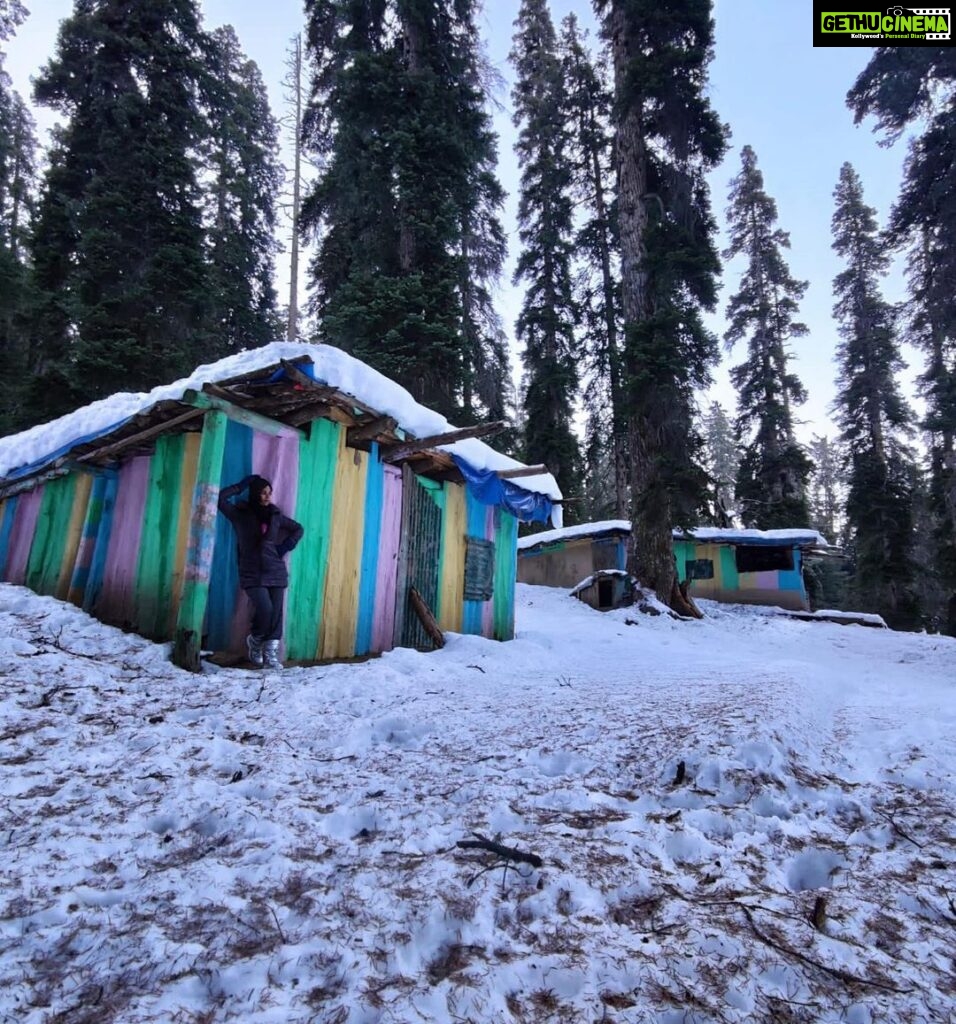 Meera Chopra Instagram - Snowy holiday!! #beautifulkashmir #gulmarg #snow #mountains #travelpics #holiday #solotraveller Gulmarg, Kashmir