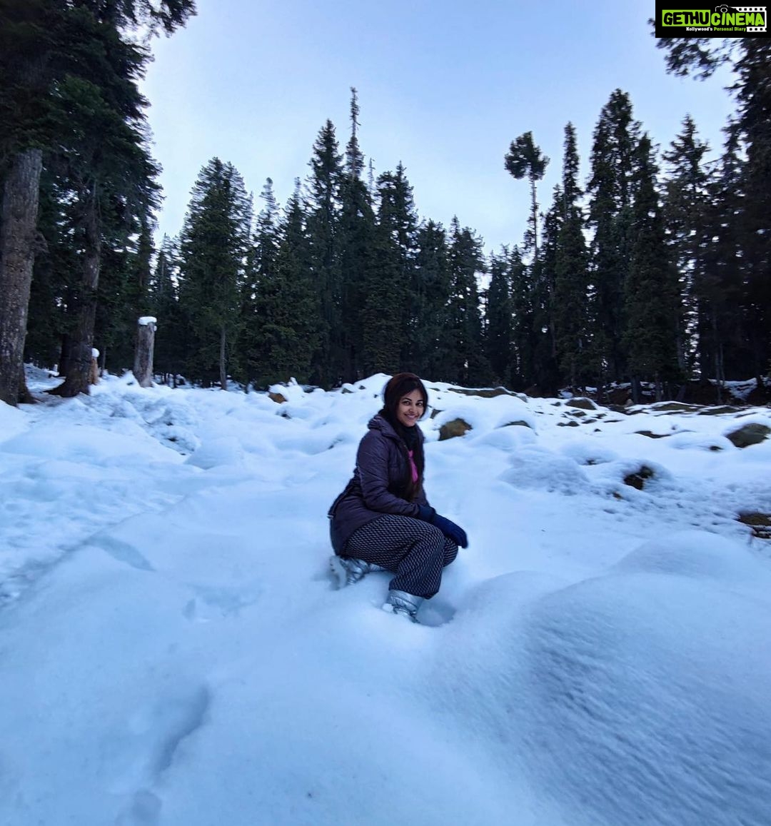 Meera Chopra Instagram - Snowy holiday!! #beautifulkashmir #gulmarg #snow #mountains #travelpics #holiday #solotraveller Gulmarg, Kashmir
