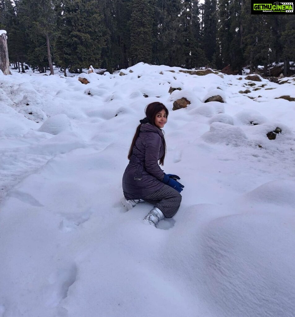 Meera Chopra Instagram - Snowy holiday!! #beautifulkashmir #gulmarg #snow #mountains #travelpics #holiday #solotraveller Gulmarg, Kashmir
