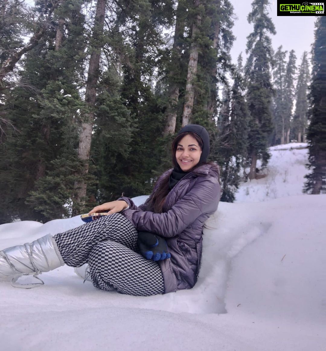 Meera Chopra Instagram - Snowy holiday!! #beautifulkashmir #gulmarg #snow #mountains #travelpics #holiday #solotraveller Gulmarg, Kashmir