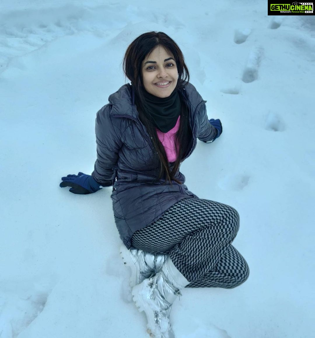 Meera Chopra Instagram - Snowy holiday!! #beautifulkashmir #gulmarg #snow #mountains #travelpics #holiday #solotraveller Gulmarg, Kashmir