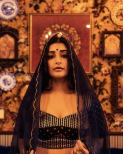 Meera Jasmine Instagram - The mystic hues of old world charm 🌗✨

Photography : @vaffara_

Stylist : @asaniya_nazrin

Makeup : @unnips

Outfit : @dhaga_ki_kahani

Accessories : @goodwillcollectionskerala

#BackToBlack #OnwardsAndUpwards #Being #MJ