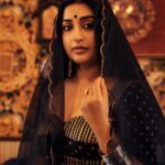 Meera Jasmine Instagram - The mystic hues of old world charm 🌗✨ Photography : @vaffara_ Stylist : @asaniya_nazrin Makeup : @unnips Outfit : @dhaga_ki_kahani Accessories : @goodwillcollectionskerala #BackToBlack #OnwardsAndUpwards #Being #MJ