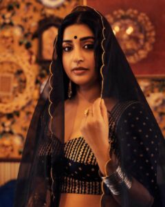Meera Jasmine Instagram - The mystic hues of old world charm 🌗✨

Photography : @vaffara_

Stylist : @asaniya_nazrin

Makeup : @unnips

Outfit : @dhaga_ki_kahani

Accessories : @goodwillcollectionskerala

#BackToBlack #OnwardsAndUpwards #Being #MJ
