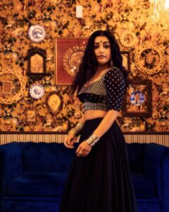 Meera Jasmine Instagram - The mystic hues of old world charm 🌗✨

Photography : @vaffara_

Stylist : @asaniya_nazrin

Makeup : @unnips

Outfit : @dhaga_ki_kahani

Accessories : @goodwillcollectionskerala

#BackToBlack #OnwardsAndUpwards #Being #MJ