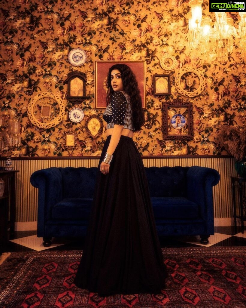 Meera Jasmine Instagram - The mystic hues of old world charm 🌗✨ Photography : @vaffara_ Stylist : @asaniya_nazrin Makeup : @unnips Outfit : @dhaga_ki_kahani Accessories : @goodwillcollectionskerala #BackToBlack #OnwardsAndUpwards #Being #MJ