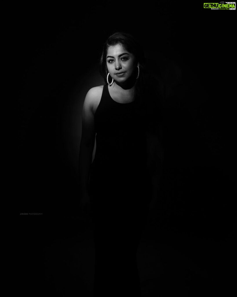 Meera Nandan Instagram - 🖤 @jiksonphotography @unnips #bnw #dark #love #lightsout #ınstagood #spotlight #happy #instamood #positivevibes #kochi #throwback