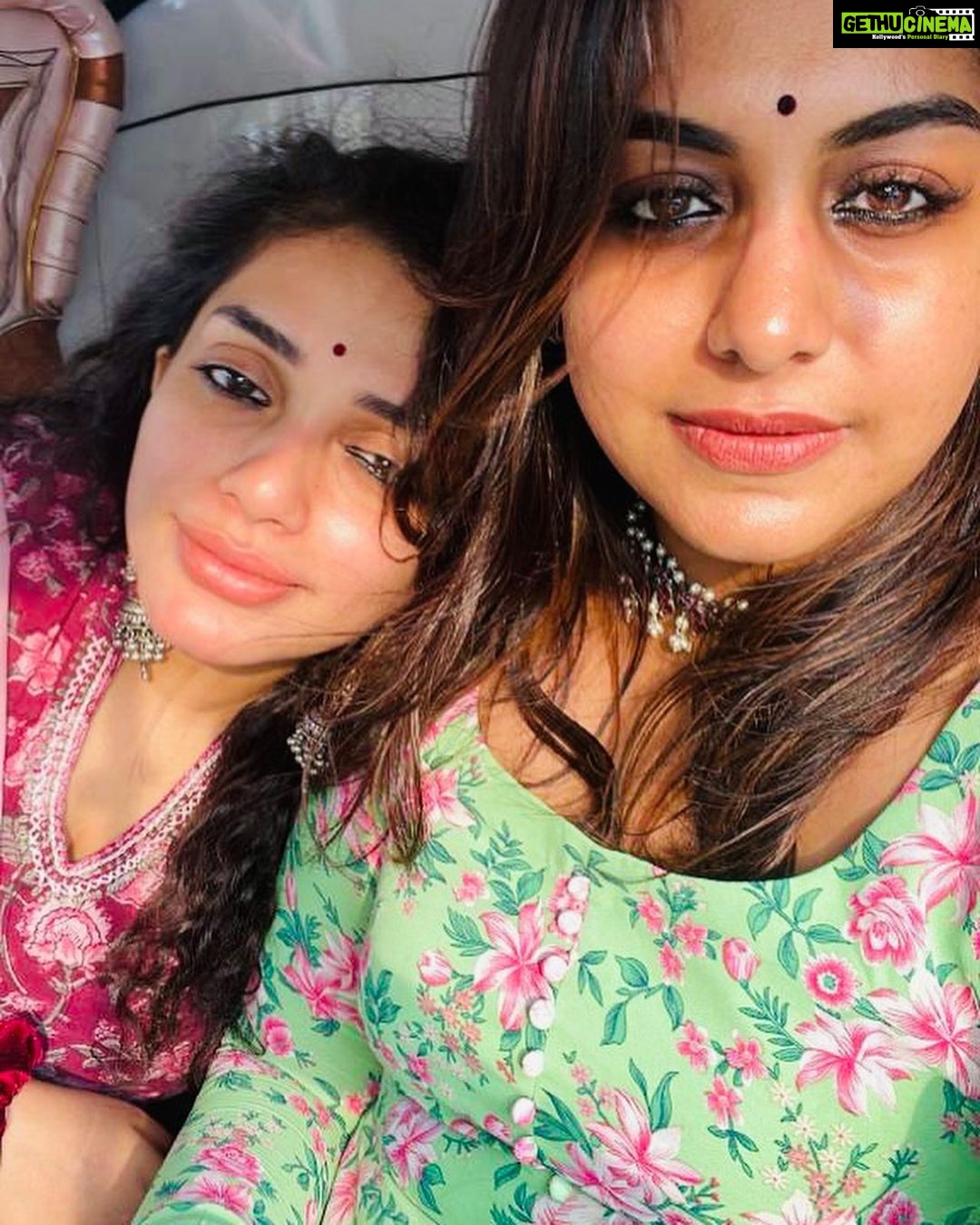 Meera Nandan Instagram - I love you, Sister! 🫶🏼 @nandan_meera #surprisevisit #sisters #home #magichour #hotchocolate #friendslikefamily #curls #curlyhair #jewelleryaddict #filtercoffee #coffeeaddict #kohleyes #artlover