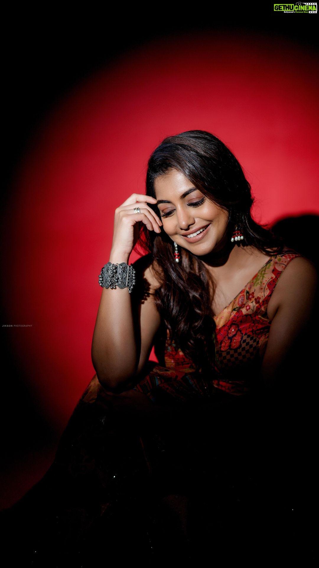 Meera Nandan Instagram - These ones makes it really difficult for me to be poise and graceful ..🤪 @unnips @srindaa @jiksonphotography @labelpallavinamdev @afsal_.3578 @kala_karuna #bts #laughter #happy #love #instareels #reelsinstagram #getreadywithme #instagood #alwayslaughing #red #lehenga #happyme #alllove Kochi, India