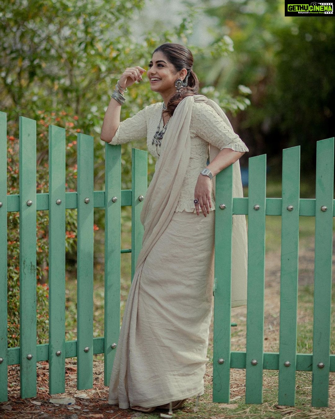 Meera Nandan Instagram - Back on @asianet after 16 years.. Do not miss Cook With Comedy tonight at 7.30 PM ! PC @hazilmjalal MUH @unnips Costume @alka.hari Jewellery @bcos_its_silver #cwc #cwcmalayalam #asianet #happy #comedy #love #onstage #allheart #kochi #naadu #tvshow #malayalam Kochi, India