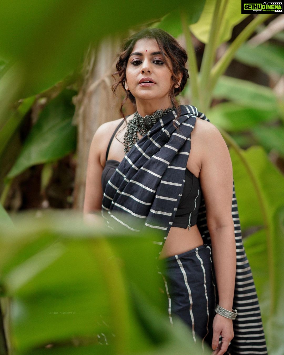 Meera Nandan Instagram - π€ . πΈ @jiksonphotography MUH @unnips Styling @srindaa Saree @roukabysreejithjeevan . #black #newshoot #instagood #saree #love #positivevibes #kerala #kochi #allheart #dubai #indian #sareelove #friday Kochi, India