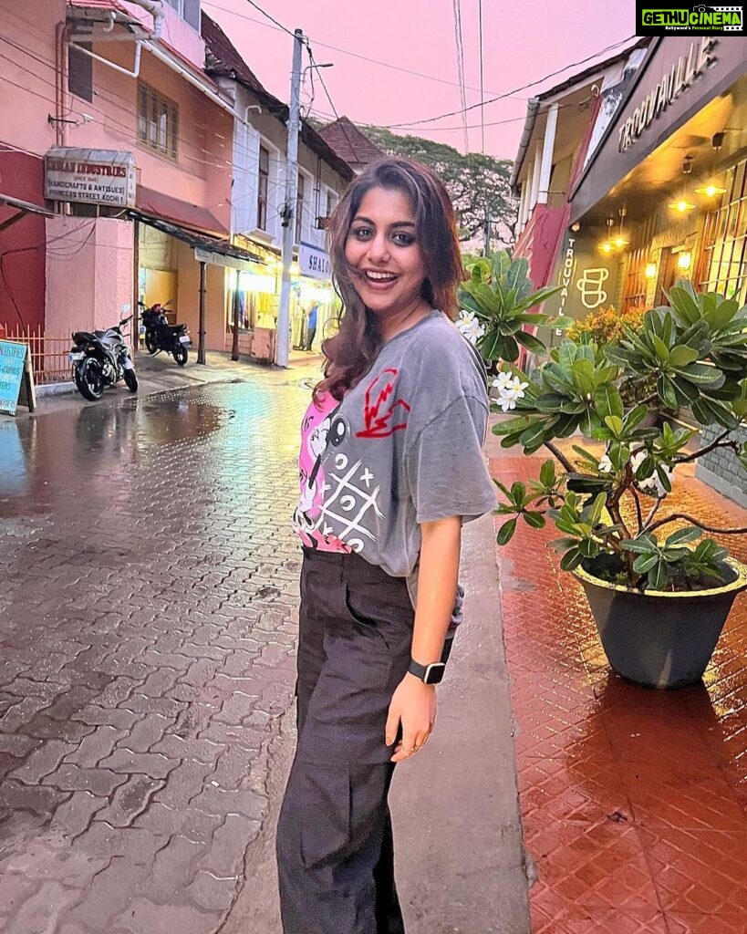 Meera Nandan Instagram - ഒരു മഴ പെയ്തതിന്റെ സന്തോഷം #endekochi #rainyday #fortkochi #allheart #kochiislove #home #positivevibes #instagood #kochi Fort Kochi