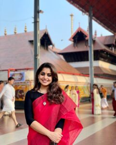 Meera Nandan Instagram - ഗുരുവായൂരമ്പല നടയിൽ ✨

#bliss #earlymorning #love #positivevibes #purebliss #guruvayoor #home #kerala #allheart