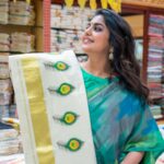 Meera Nandan Instagram - വിഷു ആയിട്ട് എന്താ പരിപാടി? സദ്യ ഒക്കെ ഒരുക്കണ്ടേ? @luluhypermarkets ൽ വിഷു deals ഉണ്ട് ട്ടോ #vishukaineetam #vishusadhya #vishupayasamela #halfpayback #luluuae #happyatlulu