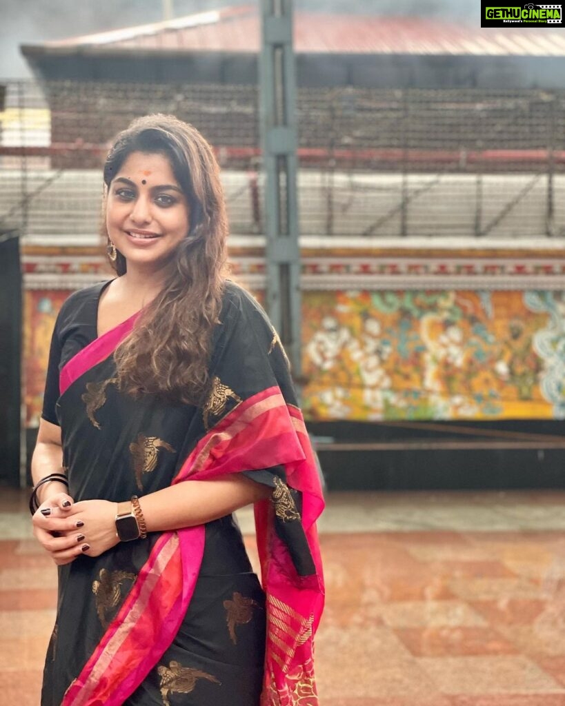 Meera Nandan Instagram - ഗുരുവായൂരമ്പല നടയിൽ #blissful #favourite #blessings #happy #soulful #bliss #guruvayur #allsmiles #krishna #♥ Guruvayoor, India