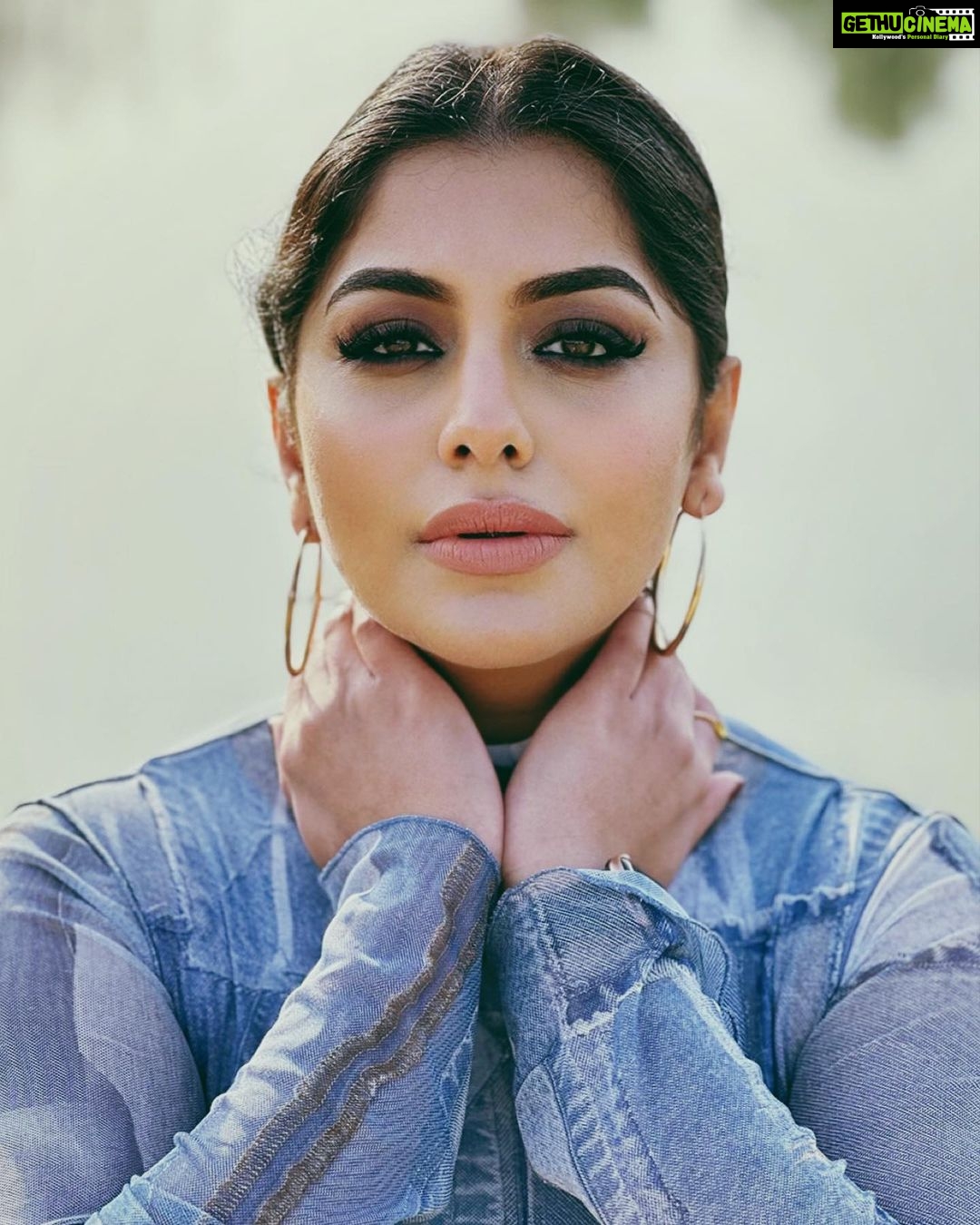 Meera Nandan Instagram - π . πΈ @iarjunphotography . #sunrise #mornings #dubai #love #positivevibes #instagood #instadaily #iphonephotography #happyme #saturday #sunkissed #pout #poser #thursday Dubai, United Arab Emirates