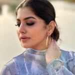 Meera Nandan Instagram - കഴുത്തുവേദനയാണോ എന്ന comment നിരോധിച്ചിരിക്കുന്നു 🙊🐒 📸 @iarjunphotography #weekendtroll #happyweekend #love #happyme #positivevibes #troll #meme #friyay #allheart #instagood #dubai #sunriseshoot #iphonephotography Dubai, United Arab Emirates