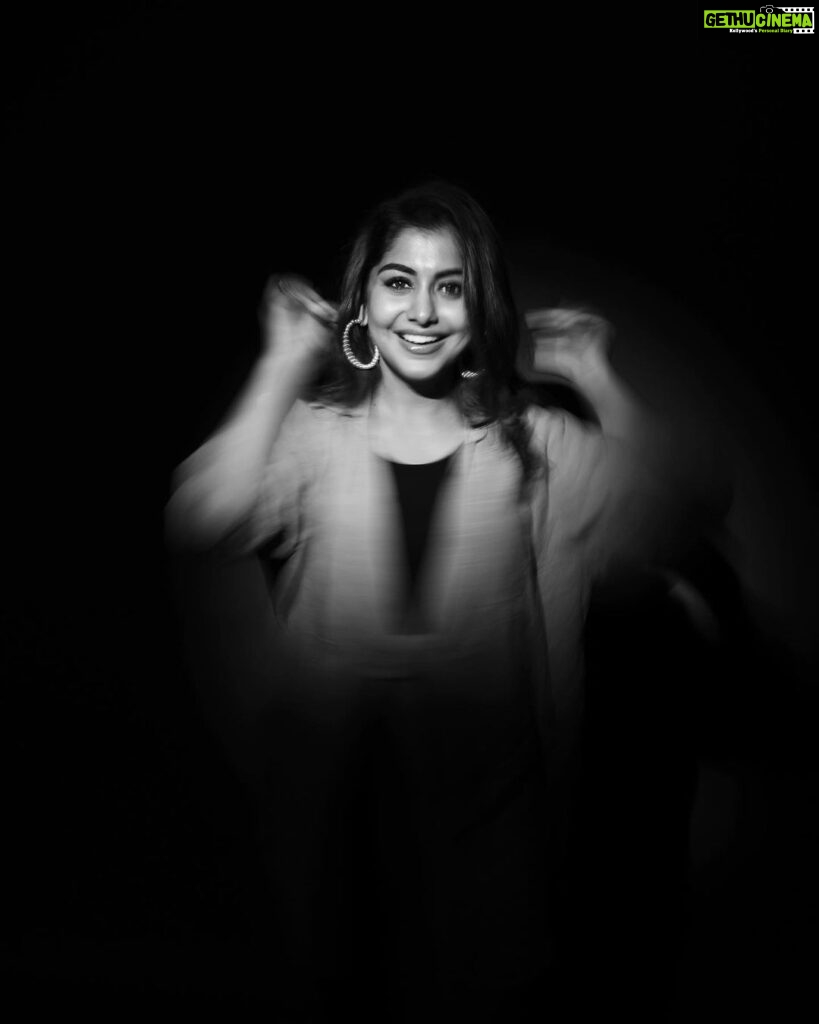 Meera Nandan Instagram - Black or white? What’s your mood today? @jiksonphotography @unnips @srindaa #black #white #bnw #monochrome #instagood #love #colour #bnwphotography #positivevibes Dubai, United Arab Emirates