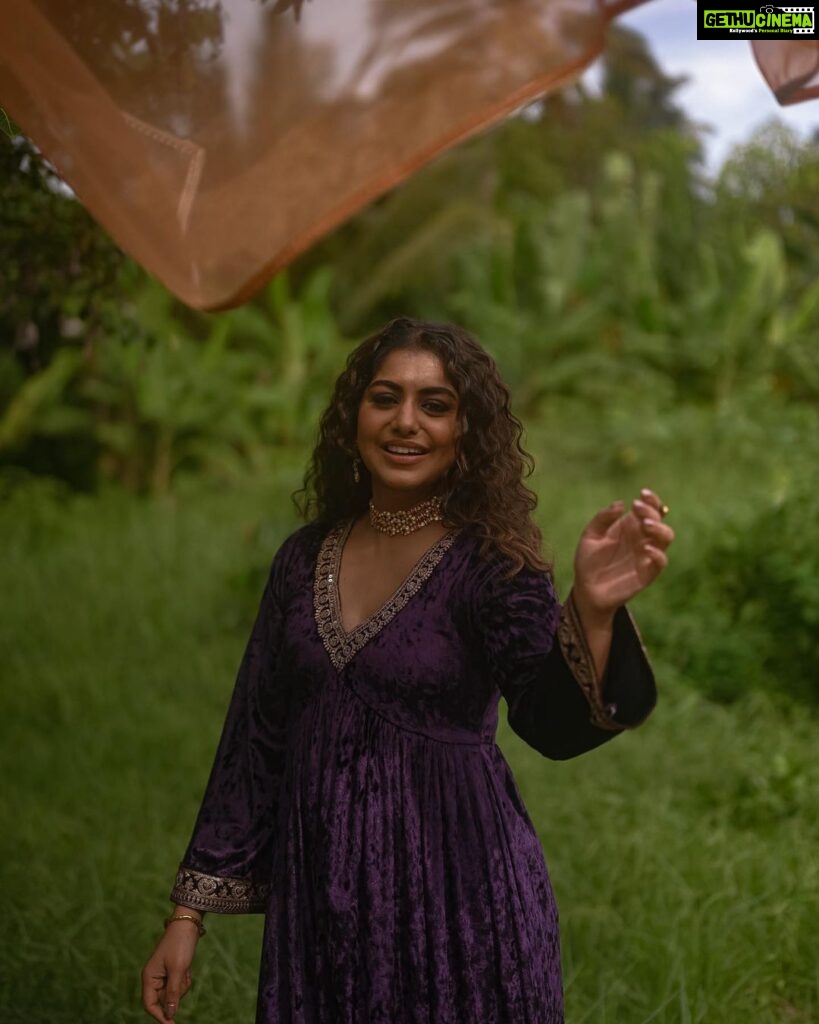 Meera Nandan Instagram - Just feeling playful 💜 @parvathy.prasad_ @unnips @resha_by_rehana_shana @bcos_its_silver #onlylove #playful #kerala #kochi #green #violet #violetevergarden #instagood #positivevibes #happyweekend #sunday #love #allheart #fun #funday #romance Dubai, United Arab Emirates