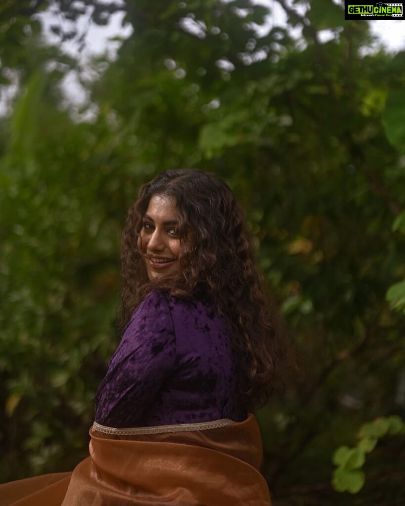 Meera Nandan Instagram - Just feeling playful 💜 @parvathy.prasad_ @unnips @resha_by_rehana_shana @bcos_its_silver #onlylove #playful #kerala #kochi #green #violet #violetevergarden #instagood #positivevibes #happyweekend #sunday #love #allheart #fun #funday #romance Dubai, United Arab Emirates