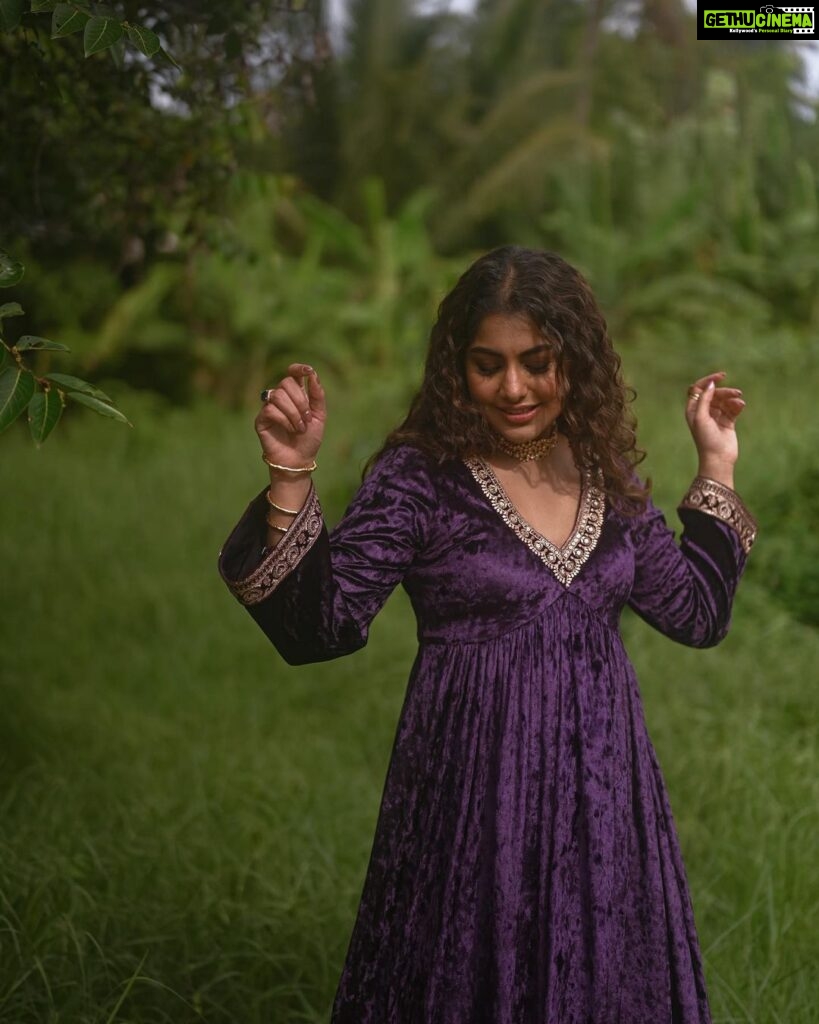 Meera Nandan Instagram - Tough? Laugh it off.., keep going 💜 @parvathy.prasad_ @unnips @resha_by_rehana_shana @bcos_its_silver #onlylove #laughter #kerala #kochi #green #violet #violetevergarden #instagood #positivevibes #happyweekend #friyay #love #allheart Dubai, United Arab Emirates