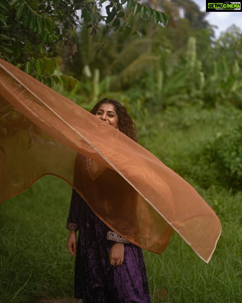 Meera Nandan Instagram - Tough? Laugh it off.., keep going 💜 @parvathy.prasad_ @unnips @resha_by_rehana_shana @bcos_its_silver #onlylove #laughter #kerala #kochi #green #violet #violetevergarden #instagood #positivevibes #happyweekend #friyay #love #allheart Dubai, United Arab Emirates