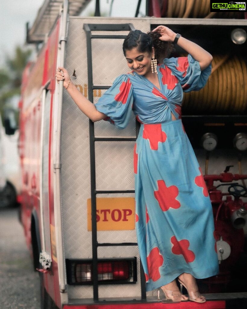 Meera Nandan Instagram - 🥀 PC @hazilmjalal MUH @unnips Costume @thejodilife #floral #jodilife #positivevibes #instagood #allsmiles #happiness #kochi #onlylove #shades #picoftheday #tuesday Dubai, United Arab Emirates