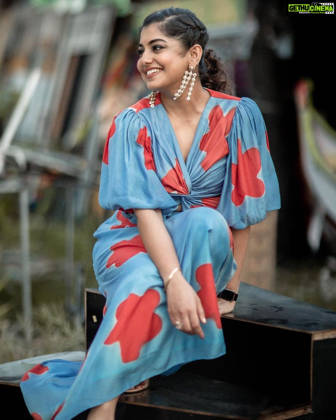 Meera Nandan Instagram - 🪻 PC @hazilmjalal MUH @unnips Wearing @thejodilife #cookwithcomedy #jodilife #saturdaymood #happy #instagood #positivevibes #onlysmile #floral #kochi #allheart Dubai, United Arab Emirates