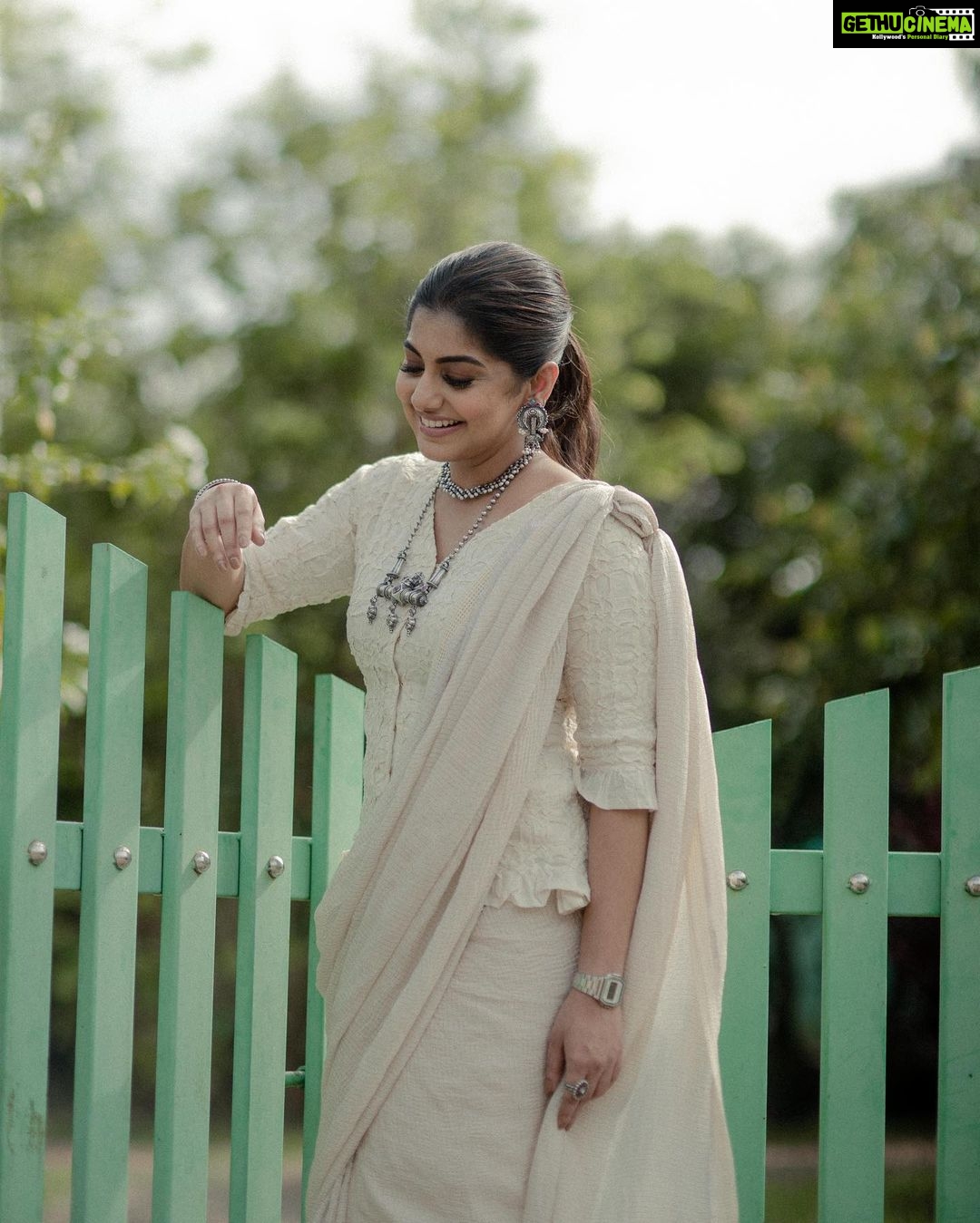 Meera Nandan Instagram - Back on @asianet after 16 years.. Do not miss Cook With Comedy tonight at 7.30 PM ! PC @hazilmjalal MUH @unnips Costume @alka.hari Jewellery @bcos_its_silver #cwc #cwcmalayalam #asianet #happy #comedy #love #onstage #allheart #kochi #naadu #tvshow #malayalam Kochi, India